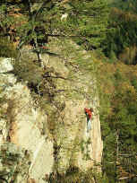 Kletterer in einer schwierigen Route der Hochsteinwand