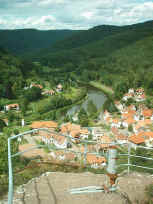 Schönau mit seinem Dorfweiher vom Pfaffenfels